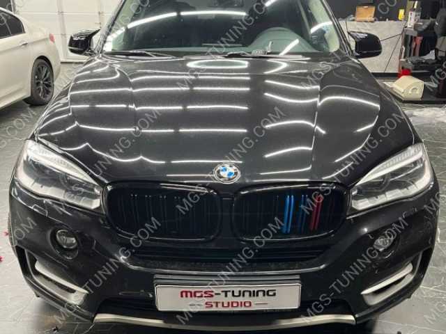 Крышки зеркал в стиле X5M F85 черный глянец для BMW X5 F15 бмв икс 5 икс5 ф15 Решетка радиатора стиль X5M черный глянец с триколором //M на BMW X5 F15 бмв икс 5 икс5 ф15