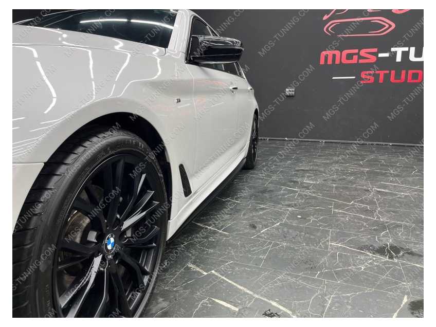 Лезвия порогов черный глянец в стиле M-Performance бмв 5 серии бэха пятерка г30 BMW 5 series G30 Шильдики 2шт на крылья //M хром
