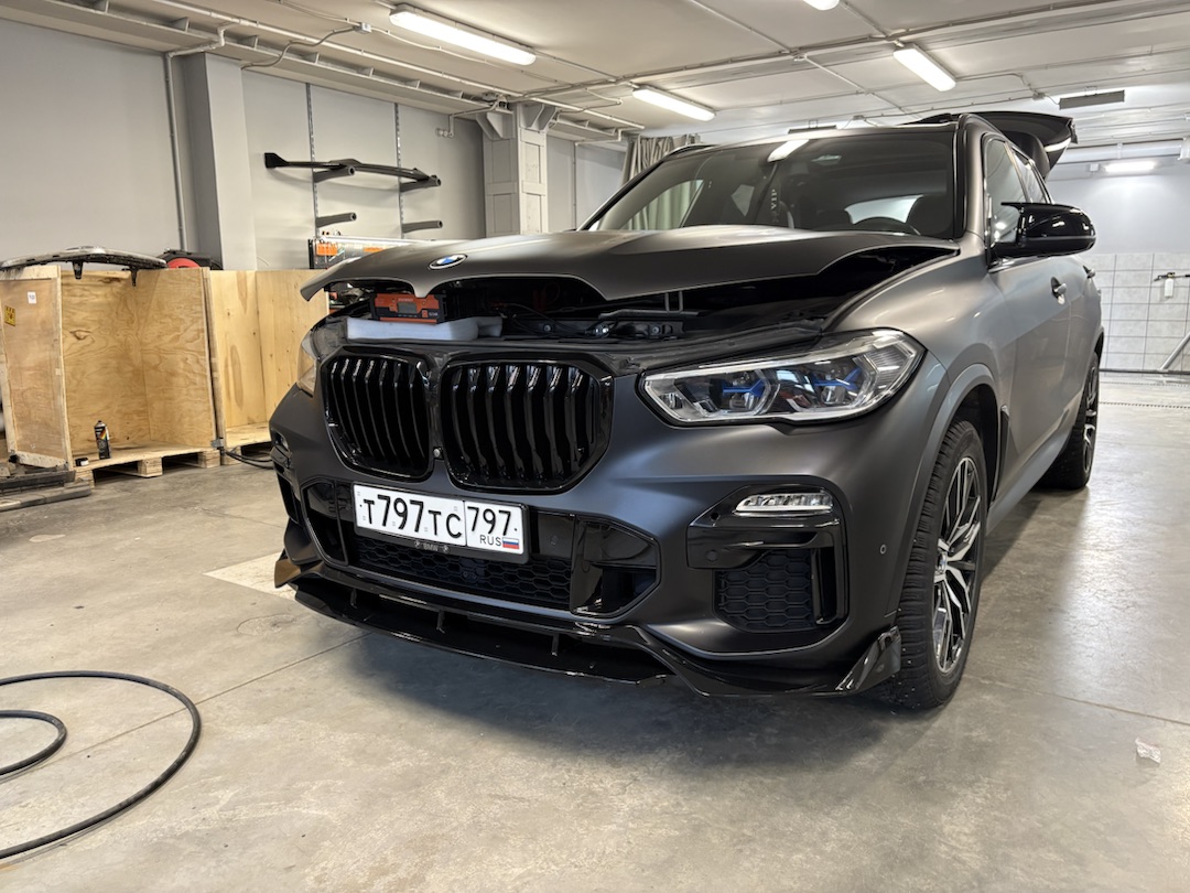 Губа переднего бампера и решетка в стиле M-Performance BMW X5 G05 черный глянец