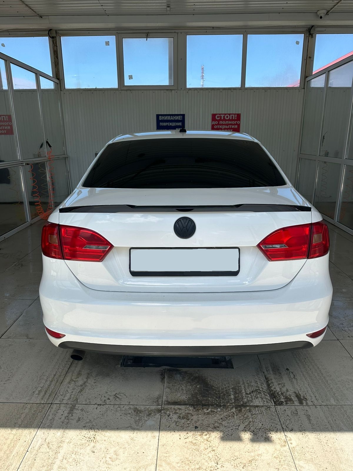 Спойлер на крышку багажника Volkswagen Jetta 14 н.в. стиль M4 черный глянец