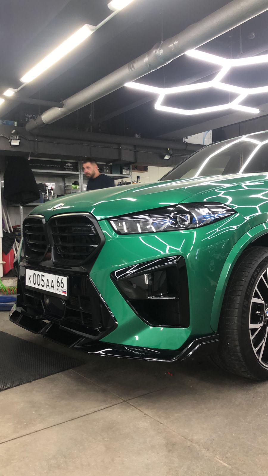 Губа переднего бампера черный глянец для BMW X5M F95 рест. (2023-н.в.)