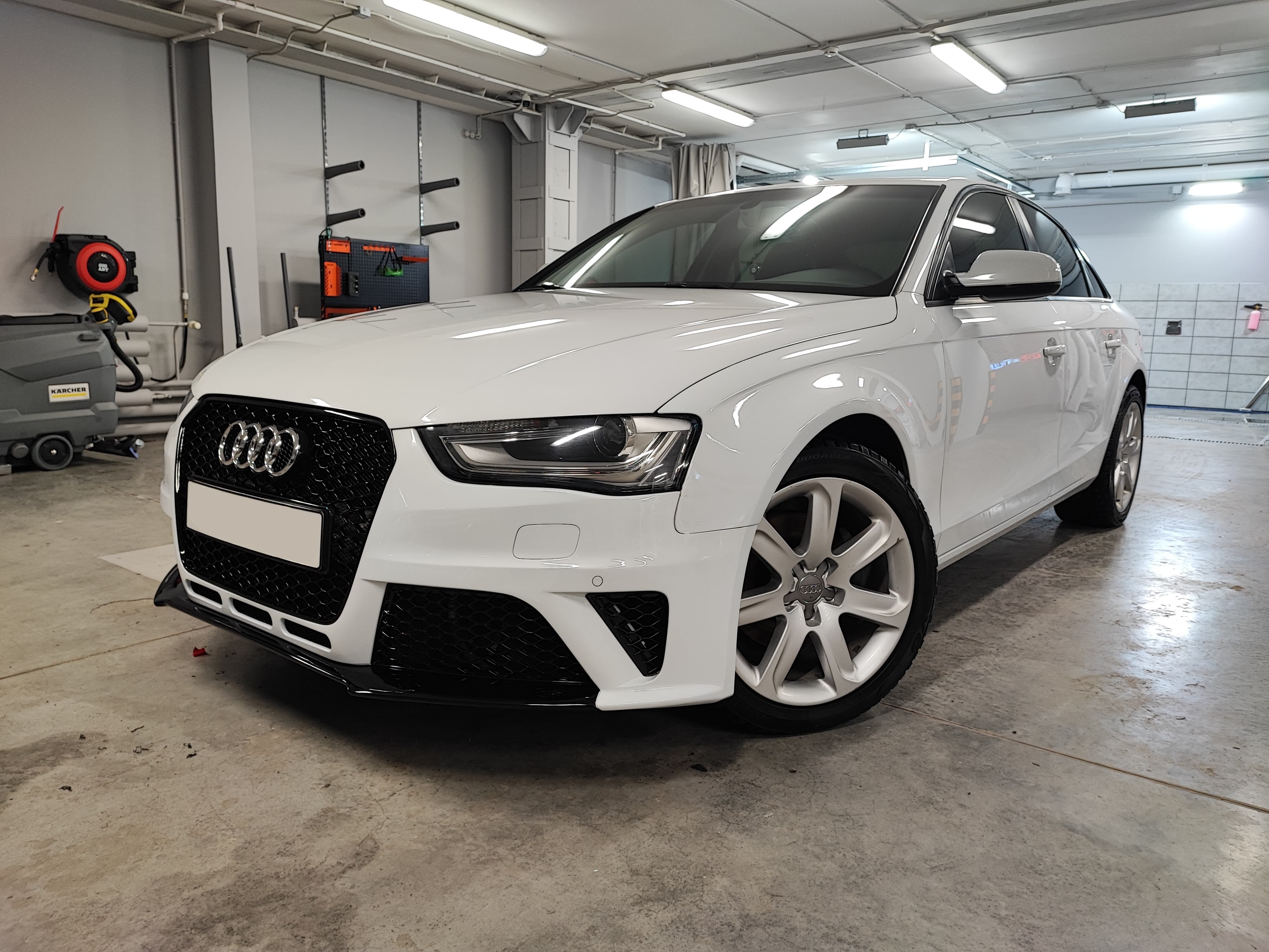 Бампер на Audi A4 В8 11-15гг. в стиле RS4