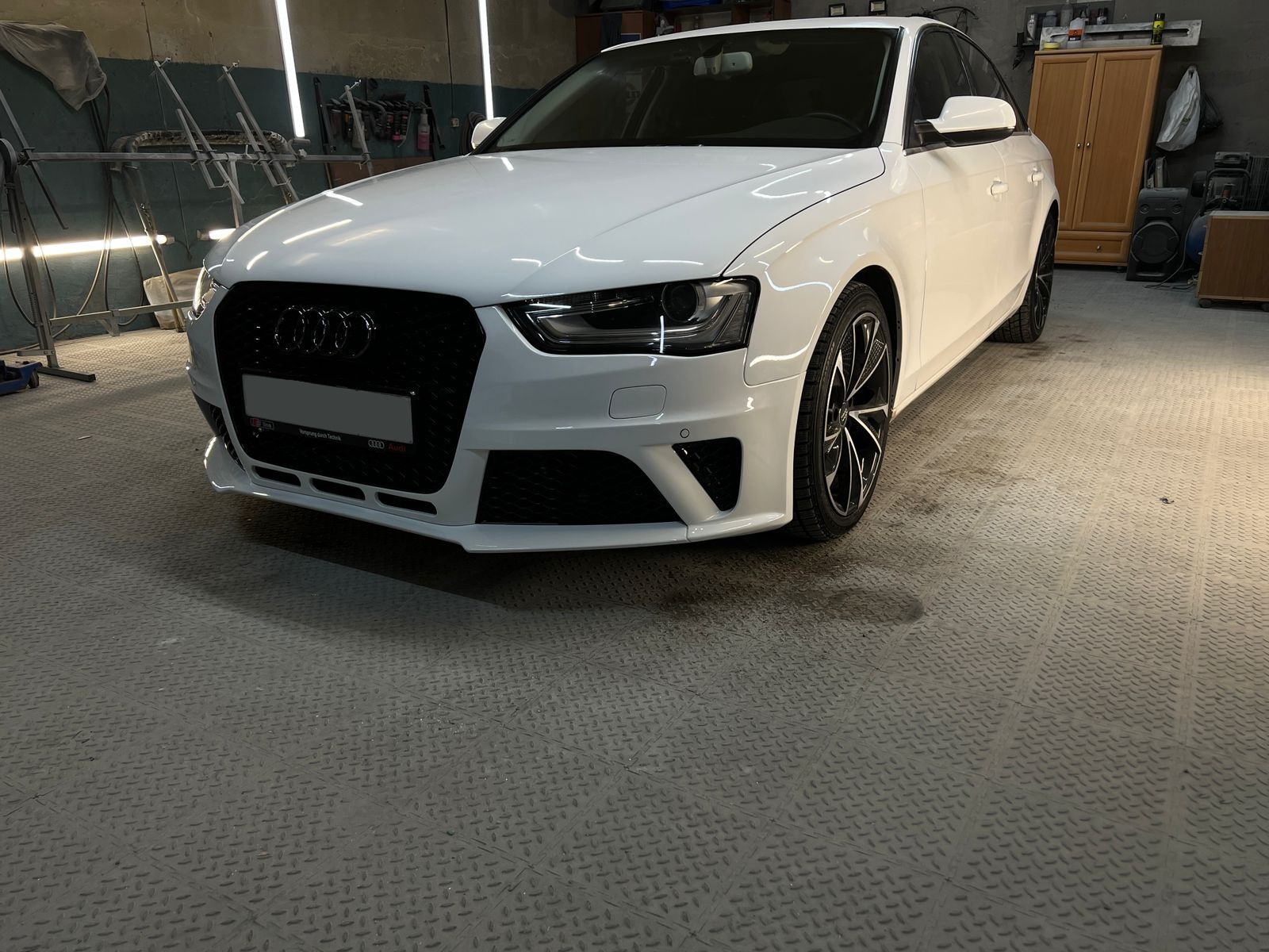 Бампер на Audi A4 В8 11-15гг. в стиле RS4