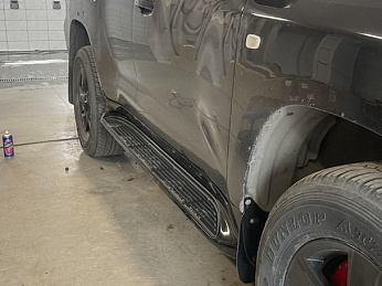 Пороги на Toyota Land Cruiser 200 черные Пороги на Toyota Land Cruiser 200 черные