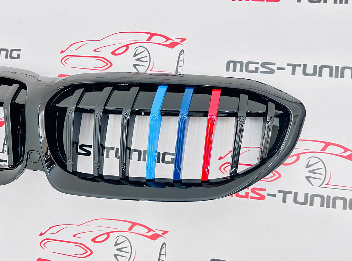 Решетка в стиле M Performance BMW G20 с триколором М / Решетка в стиле М-перформанс БМВ Г20 с триколором М
