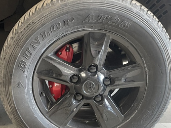 Накладки на суппорта Toyota Land Cruiser 200 красные алюминиевые Накладки на суппорта Toyota Land Cruiser 200 красные алюминиевые